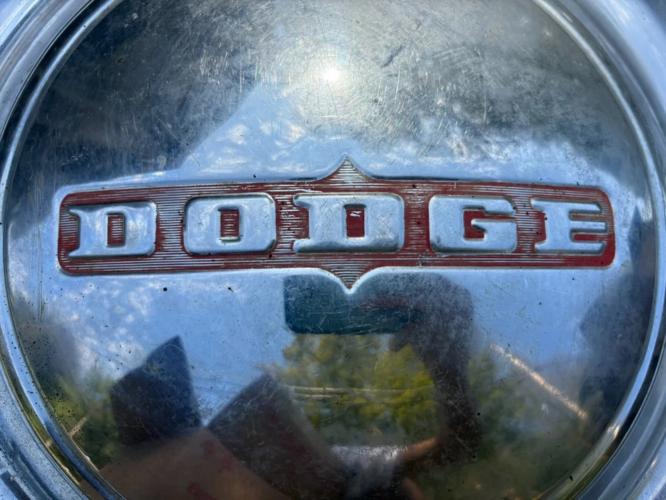 (1) Dodge Coronet clásico 1949-1950, Meadowbrook, tapacubos Royal de 15 pulgadas, fabricante de equipos originales Foto 3 de 4