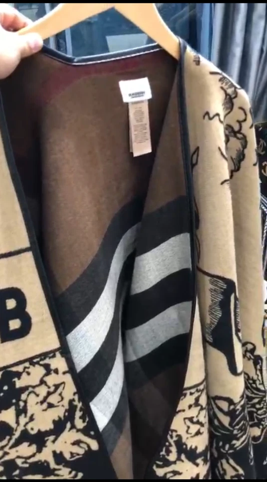 PONCHO DE LANA CAPA BURBERRY JACQUARD DISEÑO CABALLERO Y CABALLO Foto 3 de 4