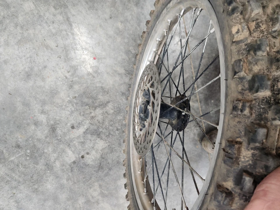 Llanta delantera Honda CR250R 1997 con neumático 44650-MAC-680 Foto 4 de 4