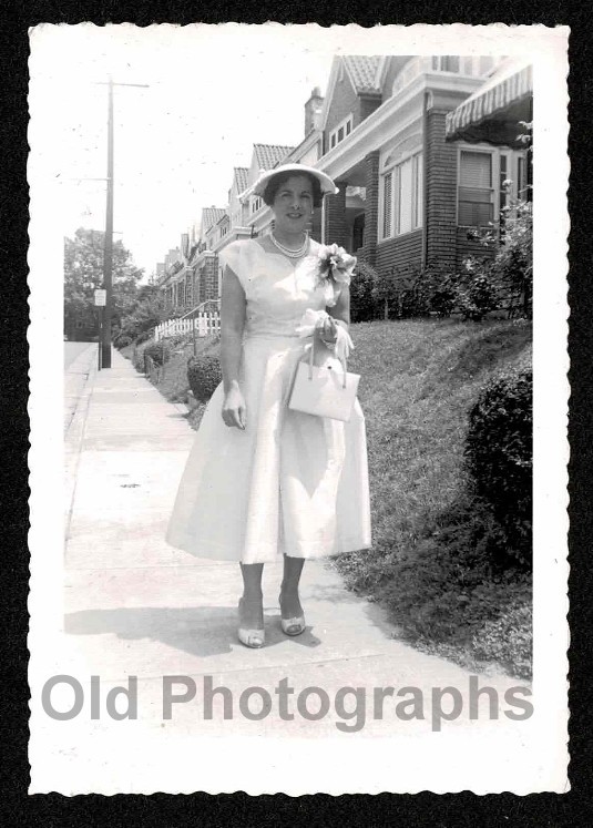 1955 WOMAN PRETTY DRESS HAT PURSE CORSAGE HEELS SIDEWALK OLD/VINTAGE PHOTO- H361