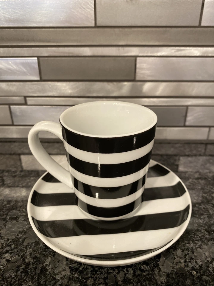 Juego de 4 tazas y platillos de café espresso Demitasse negro/blanco Crate & Barrel Foto 3 de 4