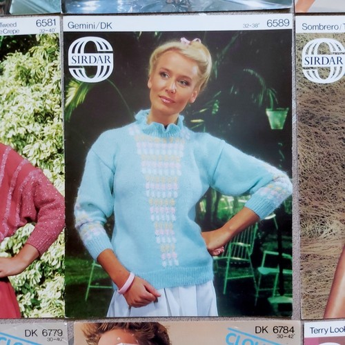 20 Sirdar Ladies Knitting Patterns Vintage Job Lot Bundle - Foto 9 di 22