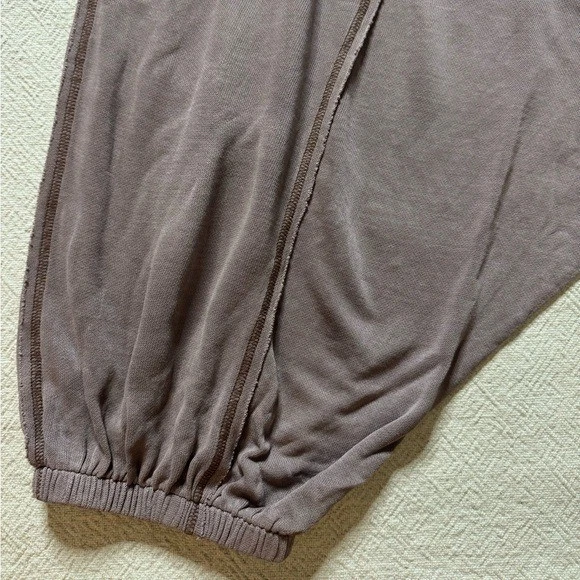 Mono Harén Free People FP Movimiento Franklin Hills Taupe Pierna Globo Con Capucha S Foto 3 de 4