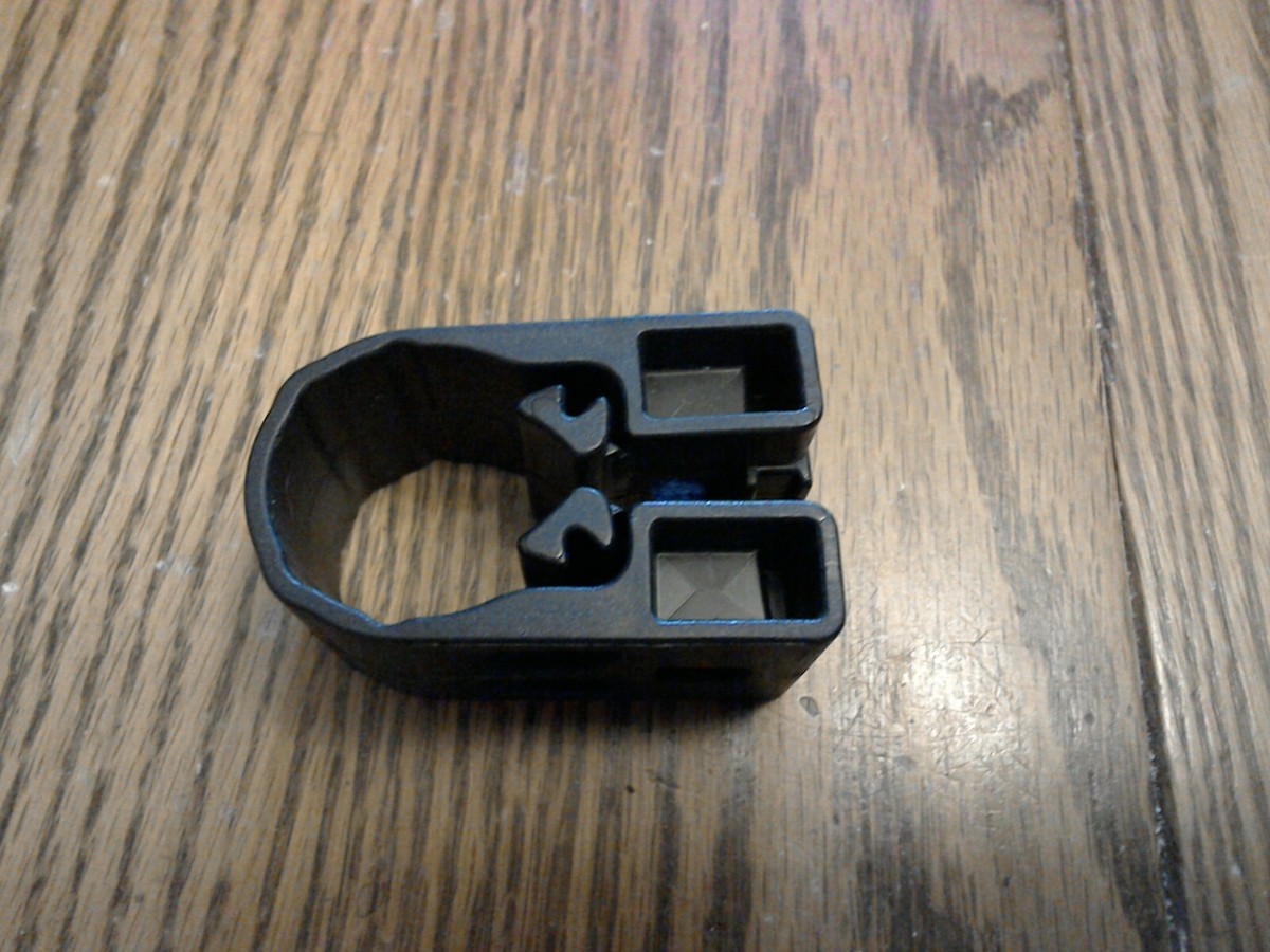 YAKIMA WRAP AROUND MIGHTY MOUNT FOR ROUND BARS OR THULE SQUARE BARS