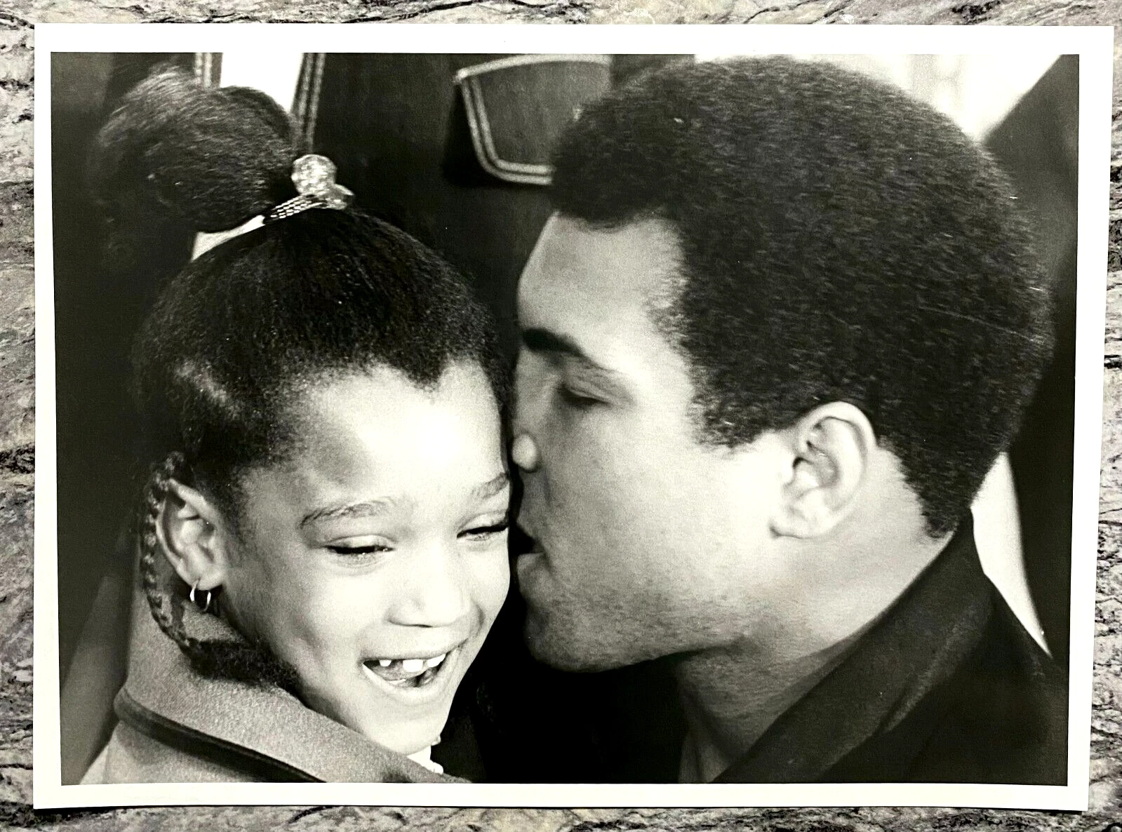 1976年 Muhammad Ali "A tender champion: Ali's gentle side"タイプ 1 オリジナル写真 - 画像1/2