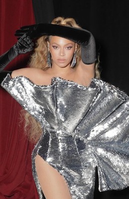 Beyonce Wearing Silver Dress And Black Gloves 11x17 Poster_11x17