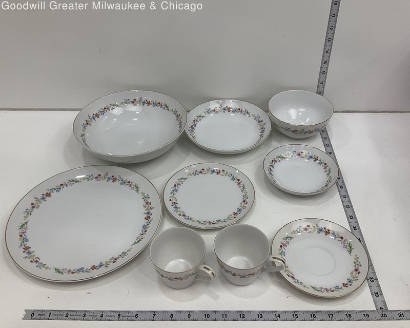 Noritake White Floral Phoebe Pattern Porcelain Gold Trim Dinnerware Set