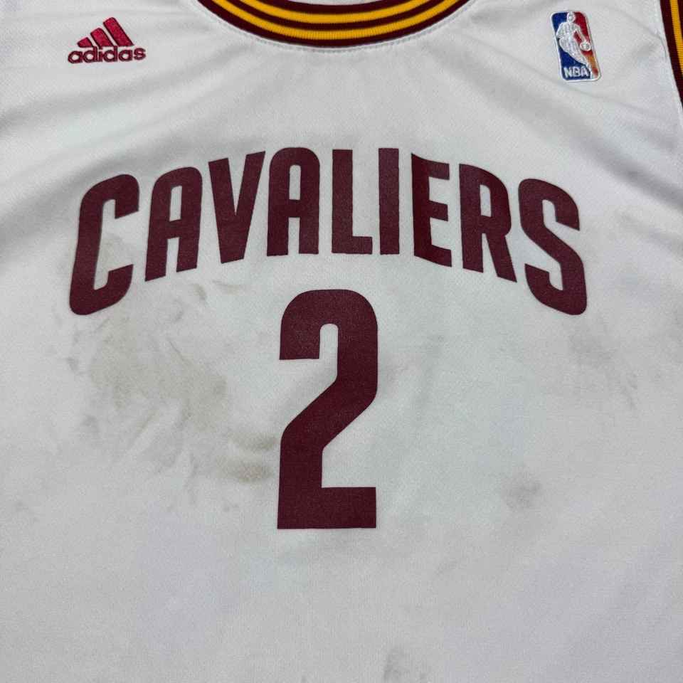 Camiseta deportiva de baloncesto Adidas Kyrie Irving #2 Cleveland Cavaliers Cavs NBA - grande Foto 3 de 4