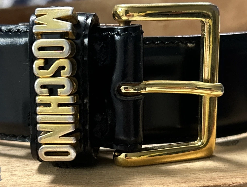 Cinturón Moschino Redwall de Colección Cuero Negro Logo Hebilla Dorada Hecho en Italia 42 Foto 2 de 4