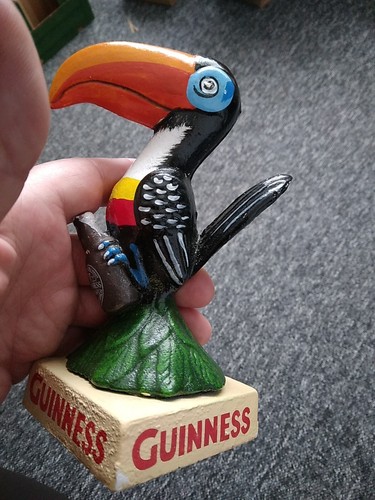 ๐ NEW Beautifully Made Guinness Toucan Holding hisBottle Hand Painted Cast Iron - Picture 2 of 6