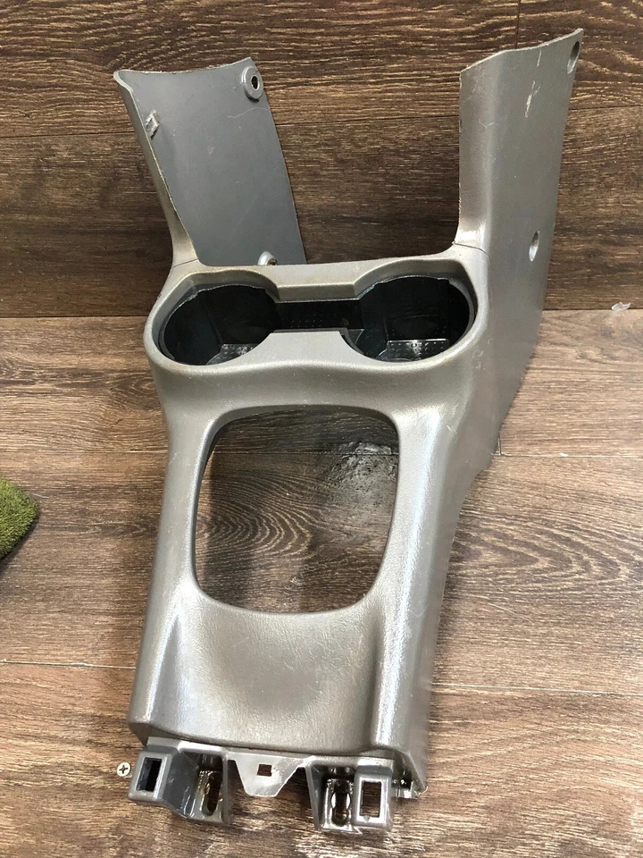 Ford Escort, Mercury Tracer 4 puertas: 1998, 1999, consola gris con portavasos Foto 2 de 4