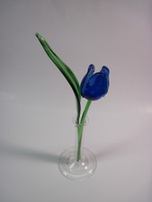 Hermoso florero vintage de vidrio soplado a mano con tallo largo azul tulipán