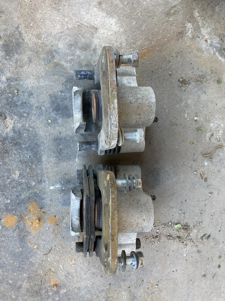 Pinzas de freno delanteras Polaris Xpress 400L 1998 R L ciclo de 2 tiempos 4x4 400 L tacos Foto 4 de 4