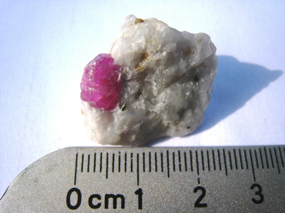 RUBY ROUGH SPECIMEN 35 CARATS ROCK RAW GEM PAKISTAN HUNZA UNCUT NATURAL PINK RED - Image 2 of 4