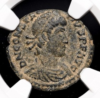 IMPERIO ROMANO. Constancio II. AD 337 361. Æ Half Centenionalis certificado NGC
