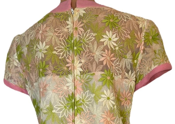 Vestido recto vintage años 60 rosa y verde bordado margarita flor 38” pecho MIDI Foto 4 de 4