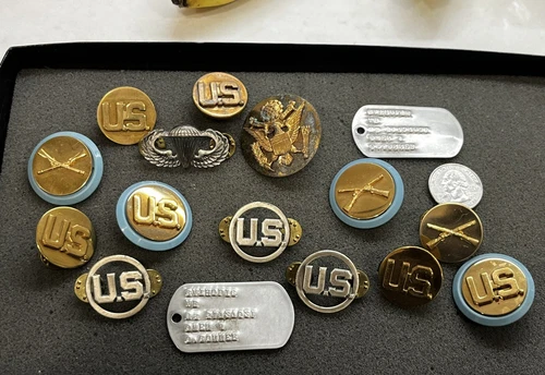 VINTAGE US Military ORIGINAL World War II DOG TAGS INSIGNIA MEDAL PINS Army Navy
