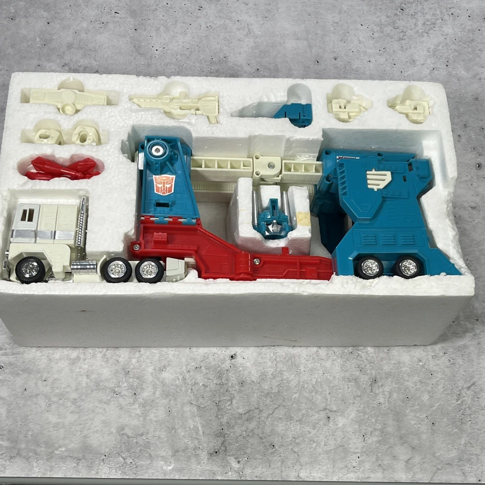 Vintage G1 Transformers Ultra Magnus - Complete w/ box and Insert Hasbro Autobot - Image 2 of 4