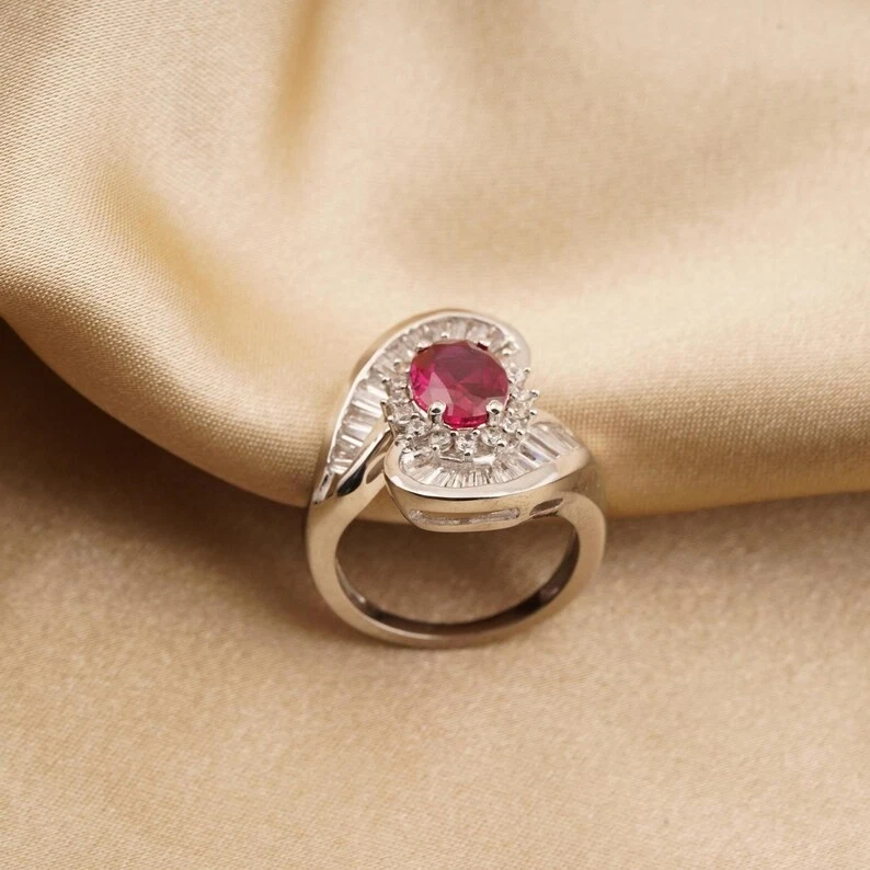 Anillo de mujer de piedras preciosas de rubí rosa creado en laboratorio de corte ovalado de 1 quilate chapado en oro blanco de 14K Foto 4 de 4