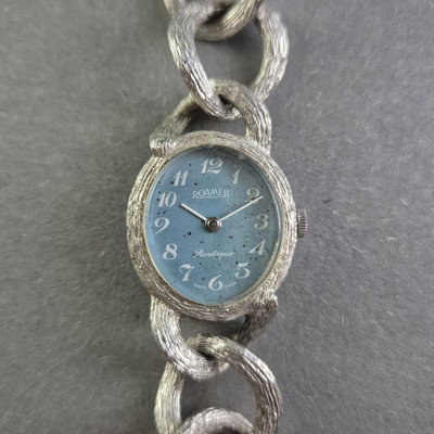 Elegante Roamer Boutique Damenarmbanduhr   Vintage-Stil mit kunstvollem Armband