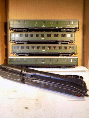 Roco HO Scale German Govt. DRG-BR-01 4-6-2 (4 Liliput Cars) C-9
