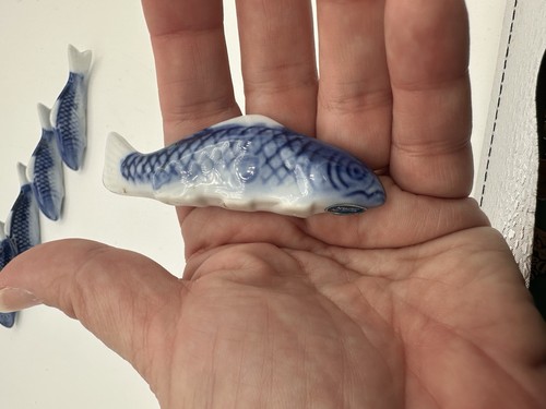 Set 6 coltelli bacchetta vintage porcellana Koi pesce carpa poggia blu bianco Giappone - Foto 5 di 11