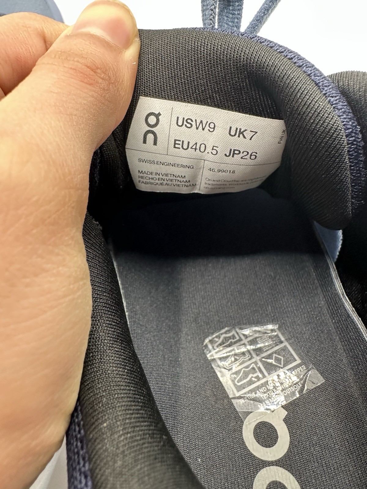 Size 9 - On Cloudrunner Chambray/Midnight - image 10