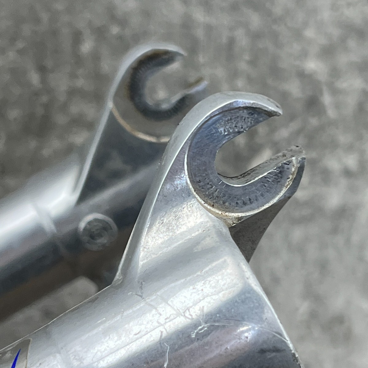 Installation d'un essieu traversant sur une roue de VTT. Insertion d'un