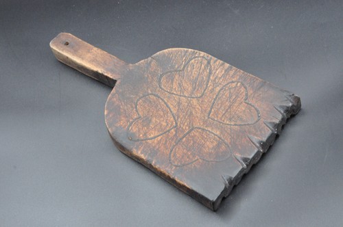 Vintage Heart Rosette Folk Art Cutting Board Or Laundry Bat - Picture 2 of 6