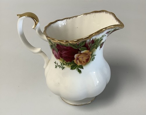 Royal Albert Old Country Roses Tea Set - Teapot, 8 x Cups & Saucers, Plate & Jug - Picture 7 of 13