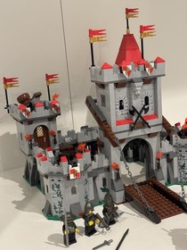 LEGO 7946 King's Castle -  Complete castle with ALL minifigs. 