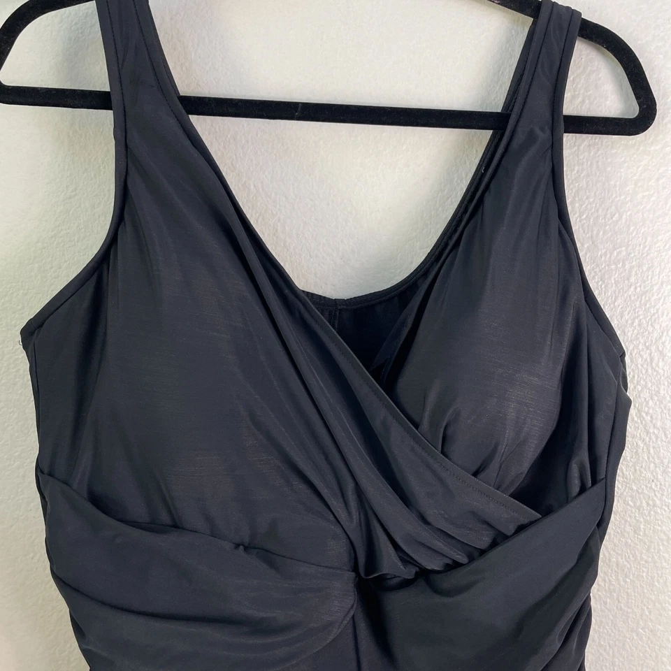 Купальник цельный женский Miraclesuit Plus 22W черный драпированный спереди - Изображение 2 из 4