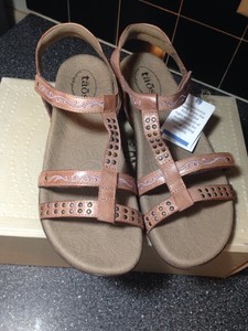 taos award sandals
