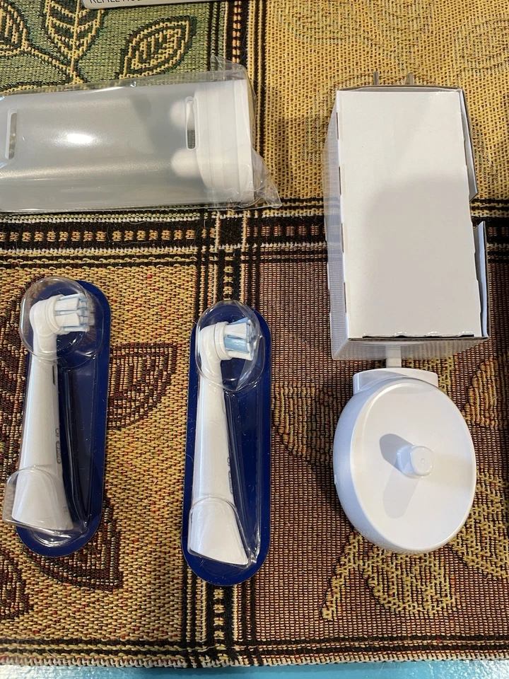 Cepillo de dientes eléctrico Oral-B iO3 con cabezal de cepillo Ultimate Clean y cargador azul helado Foto 4 de 4