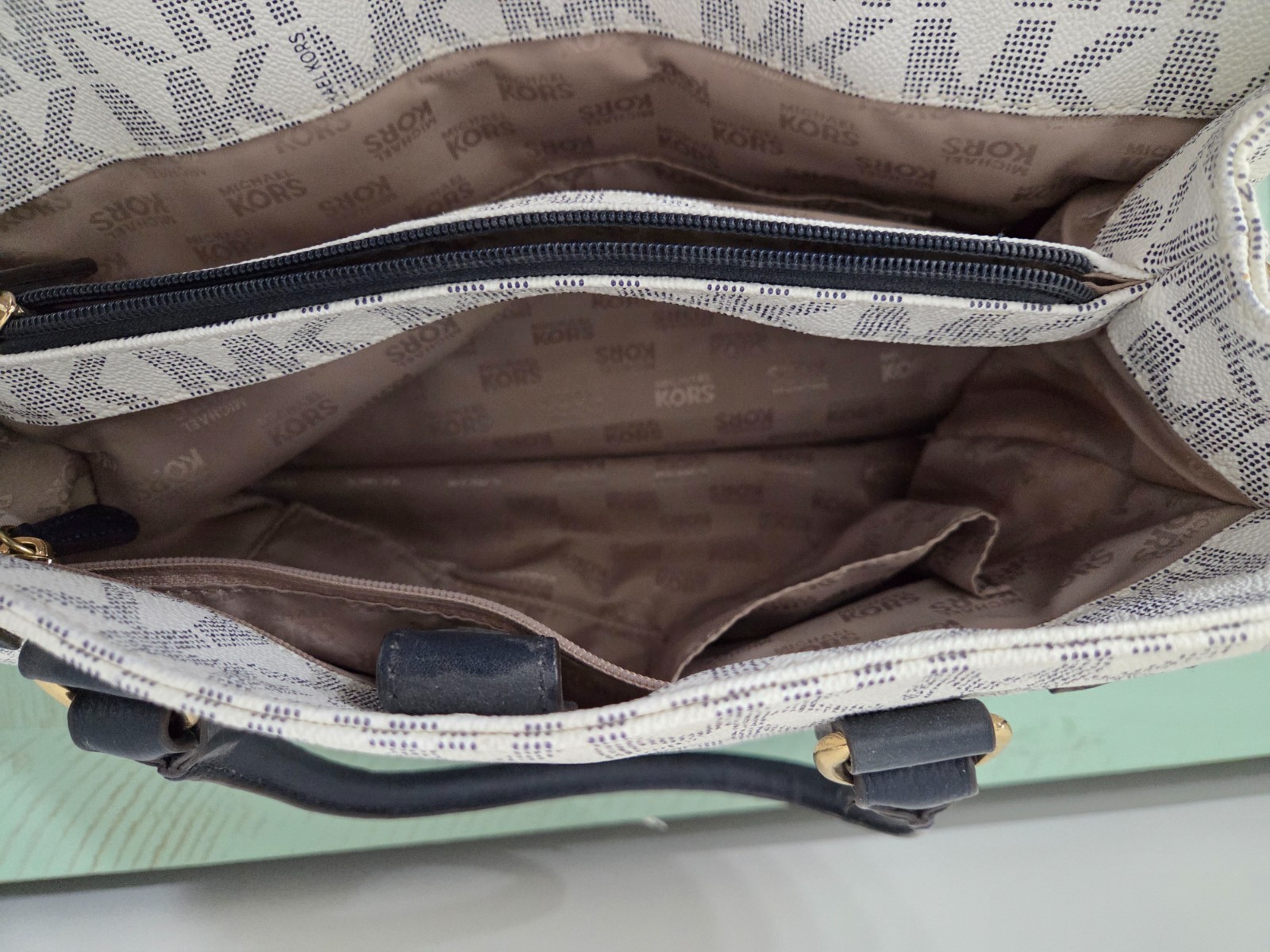 Michael Michael Kors — Camden Large Drawstring Shoulder Tote (Style: 30F5GMDE3L) image 7