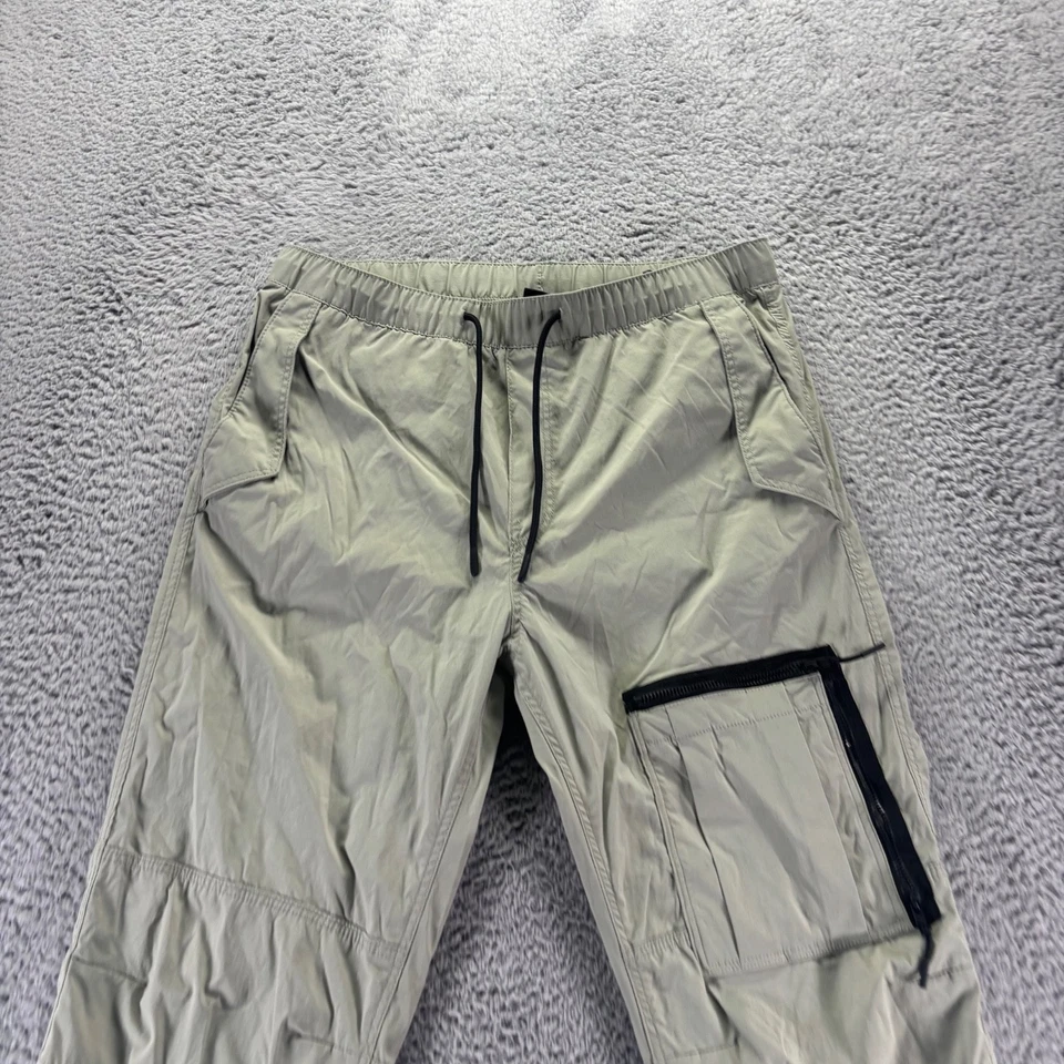 Pantalones cargo H&M para hombre medianos verdes poliamida elásticos ajuste cónico cremallera piernas Foto 2 de 4
