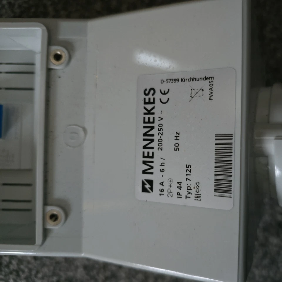 MENNEKES IP44 Blue Wall Mount 3P 25 ° Industrial Power Socket, Rated At 16A, 230 - Image 3 of 4
