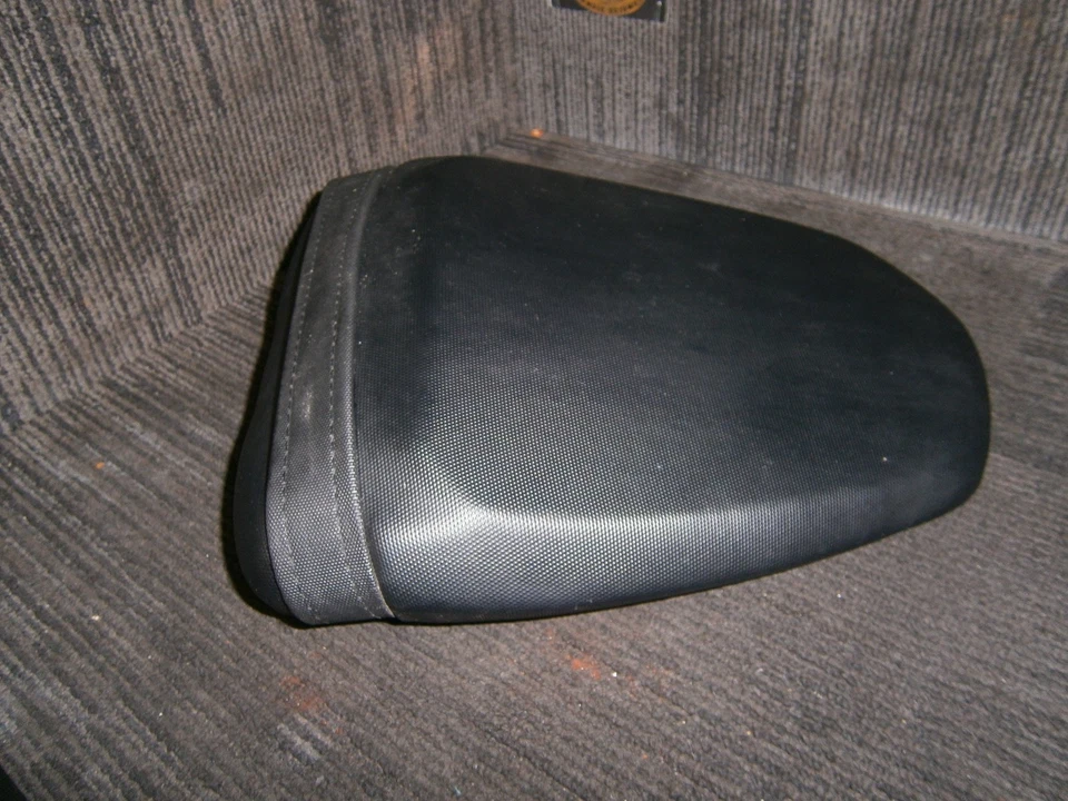 SUZUKI GSXR750 AL7 2017 REAR SEAT PASSENGER SEAT COVER - Image 3 of 4