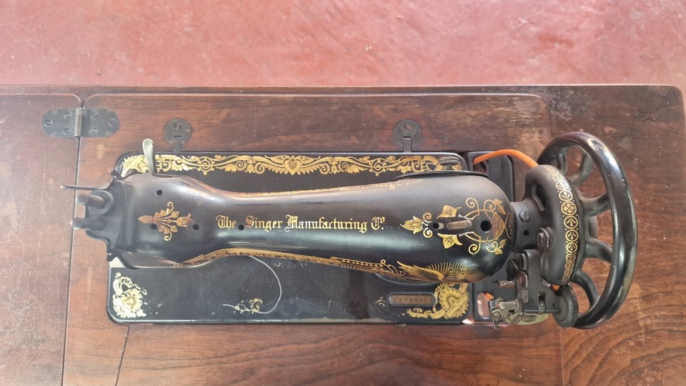 Singer Sewing Machine 15K * 1929* With Vintage Wooden Table Treadle