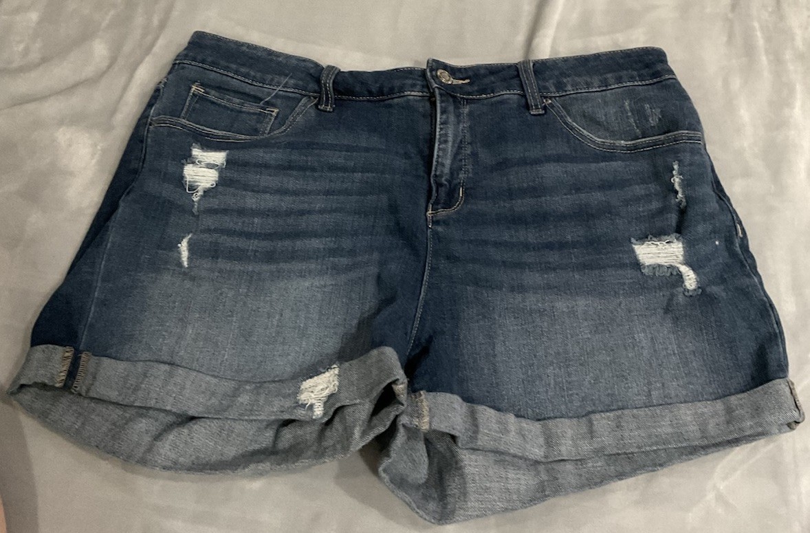 Time and Tru Womens Blue Denim Distressed Mid-Rise Cuffed Jean Shorts Sz 18 #041