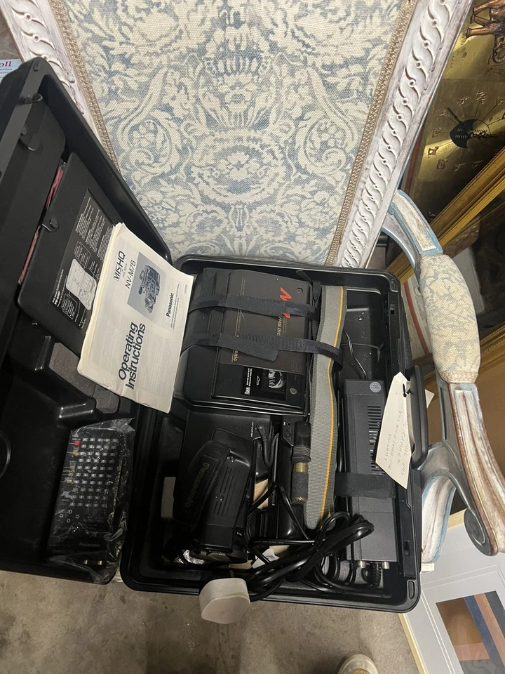 Vintage Panasonic NV-M7 VHS Movie Camcorder Collectable camera untested boxed - Image 4 of 4