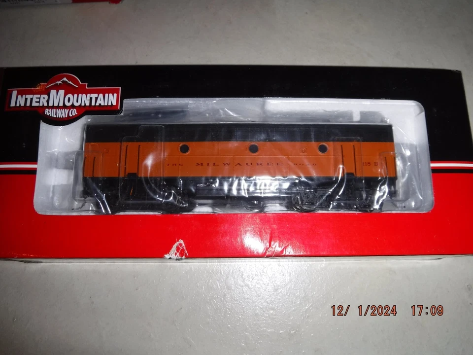 INTERMOUNTAIN HO MILWAUKEE ROAD EMD F7A & B #117C & #118B w/SOUND & DCC - NEW! - Image 4 of 4