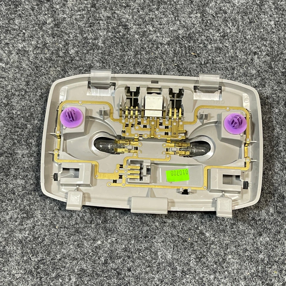 Lámpara domo asiento trasero Toyota Tundra 2008-2021 OEM gris Foto 3 de 4