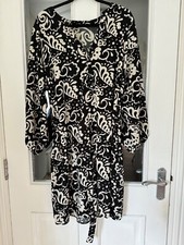BRAND NEW PAPAYA CURVE BLACK & CREAM V NECK FLORAL DRESS WITH BELT - SIZE 22!!
