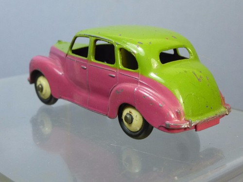 DINKY MODEL No.152 AUSTIN DEVON SALOON "TWO TONE" CERISE / GREEN - Picture 6 of 8