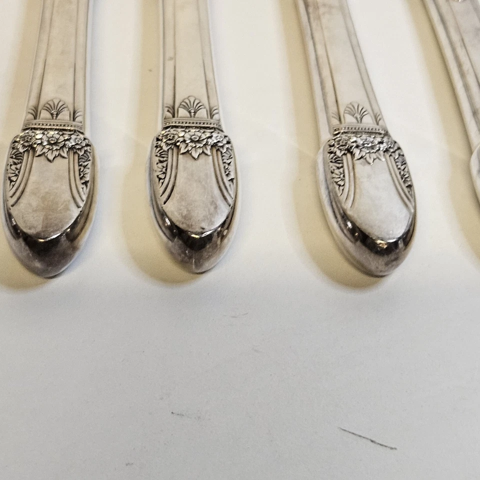 IS First Love 8 Dinner Knives 1847 Rogers Vintage Silverplate Flatware  - Image 4 of 4