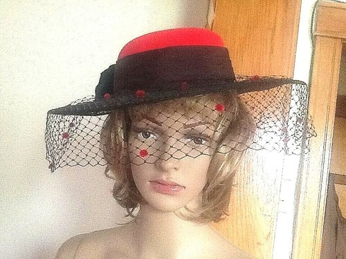 Red and Black Wide Brim Vintage Hat With Bow - Bild 10 von 11