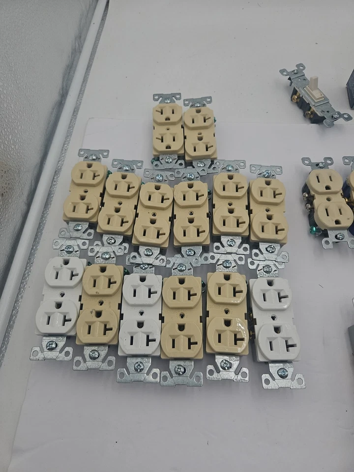 EATON BR20V 20A 120V IVORY White,brown 15a,125volt, RECEPTACLES Tamp Lot Of 45 - Image 4 of 4