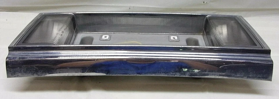 91-93 CADILLAC DEVILLE LUCES DE RESPALDO TRASERAS Y PANEL DE MOLDURA DE MATRÍCULA 16511039 Foto 2 de 4