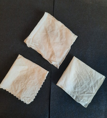 Lote de 3 pañuelos/servilletas blancas bordadas vintage. - Imagen 2 de 13